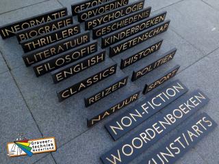 Houten hangborden zwart geschilderd en vervolgens tekst gegraveerd.